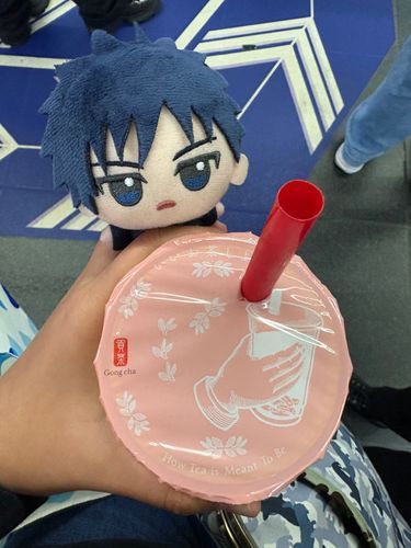 主の要望により貢茶も飲んだ
黒糖ブラックミルクティーの
シロップMAX、氷少なめ
そしてパール(タピオカ)入り
どんだけ甘いものが好きなんだよ…🤔それもLサイズ…あ、なんか安くなるやつ使ったからか…だからLサイズ…飲み過ぎだ