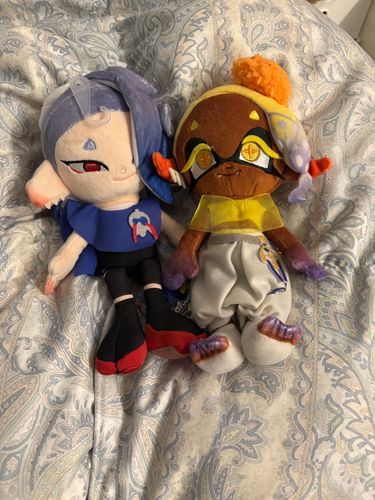 実はもうこれは沼ってますが…
シオカラーズぬいをよく連れ回しています私ですがこの度…
すりみ連合のフウカ💙とウツホ💛を迎え入れました😊
マンタローは残念ながら見当たりませんでしたが、今後どこかで出会いを待ちつつ
この2人がたまたま今回行ったモールの各違う店でお迎えしました！
これからは多分この子達も出てくるかも？
てなわけでよろしくお願いいたします！！！