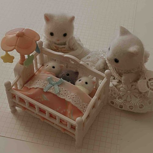 いもうとたち、おやすみのおじかん。
おねえちゃんたちがねかしつけ、してくれるの。
パヤ、ちぃさのころ、おもいだすよう。