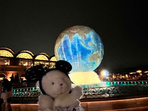 いっぱい　いっぱい　たのしかったよ
こわいえれべーたー　のったし　おそらも　とんだ
ゆめみたい　だった　また　くるね