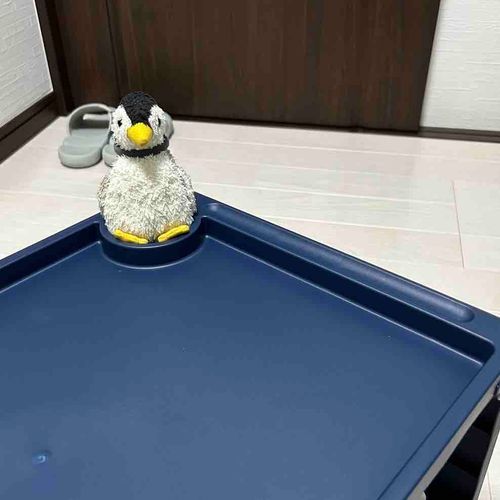 このテーブル、ペンペンの座るところがあるペン！！だからお姉ちゃんはこれを買ったペンね！いい買い物をしたペンね！ほめてあげるペンよ〜！