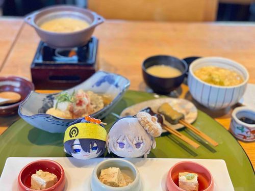 🦴「湯葉だ。うまい」
🌙「鍋かと思えば湯葉のぐらたんとは、随分とハイカラな御膳だな」