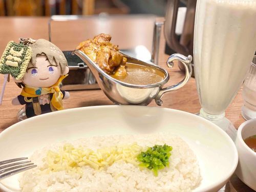 あるじの好きなかれー屋にお伴した。ばななじゅーすもたまに飲むといいものだな。