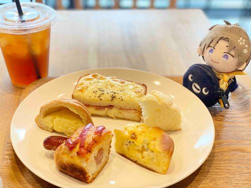 あるじの好きなパン屋での朝食バイキングだ。夜行バスで帰ってきたときの十八番、というものらしい。あるじの炭水化物摂取量が心配だ……