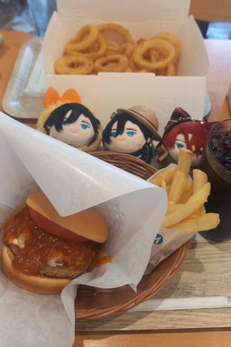 これはきのうのひるごはんだ
ｵﾆｵﾝﾘﾝｸﾞのﾎﾞｯｸｽは、ふたりがかりくらいじゃたべきらないな