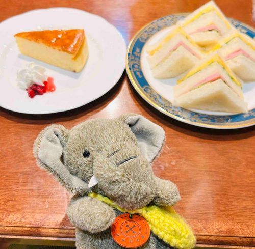 ちいさなきっさてんにおじゃましました。さんどいっちと、ちーずけーきです。おいしくて、しあわせでした。