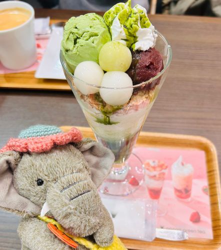 しらたまのおまっちゃぱふぇです。おじょうひんな味で美味しかったです💚