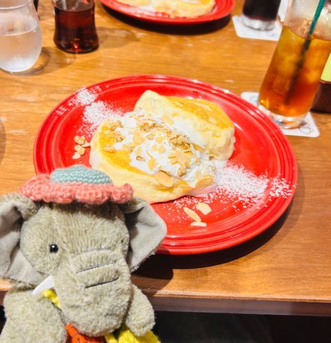 ふわふわのぱんけーきです！ほぼ空気なのでカロリーはぜろらしいです。