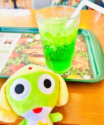 冷え冷えしゅわしゅわ真緑ドリンク、メロンソーダであります！