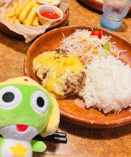 びっくりなドンキのおいしいバーグでります！夏は塩味美味な季節ですなぁ…にしても暑い！暑すぎるであります！