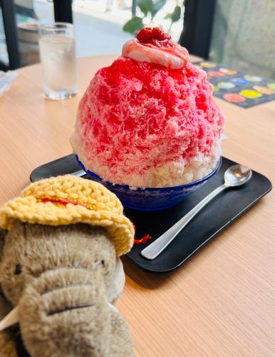 やはり夏はかき氷ですよね🧊🍓いちごソースとミルクソースがくりーみーで美味でした🧡