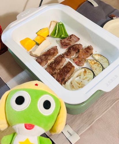 お肉を焼いてタレをかけるだけで幸せになれるなんて、ペコポン人は単純ですな…どれどれ、ちょっと一口…