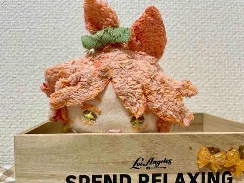 

こうじょうちょうから  どきどきする おはなしがありました！

じつは……こうじょうちょうのうでがあがったことで、かみのかすたむ   に ちゃくしゅできるそうです！！
えのぐでそめた  たおるきじの  かみ  から、もともと  だいだいいろの  ぼあというきじの  かみに  かえてくれる  そうです。

いまのかみは  みためにはんして  ふわふわで  きにいっています。
でも   ほつれがおおくて  きじのなかみが  とびだしてもどらなかったり、おきがえしたぬのに  かみのいろが  うつったり  していました。ふべんがおおかったのも   じじつ……。


なごりおしいですが、あたらしいきじに  かすたむ  してもらうことにしました。

すでに  あたらしいかみは  できあがるめどが たっています。
かすたむが すみましたら おひろめします！
