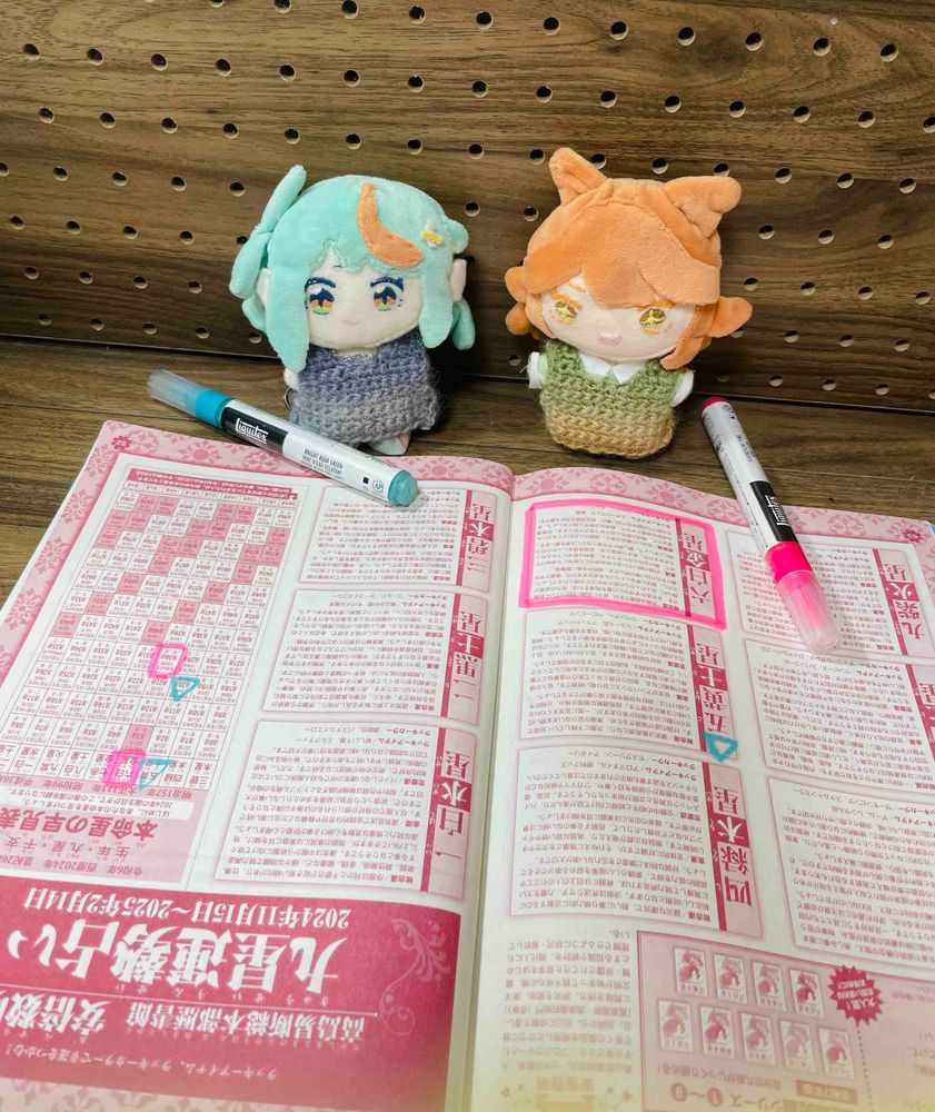 すこしずつ わたしたちの おうちも ふゆ の したく を しています。
そんなおり、 こうじょうちょう が よんでた パズルざっし を かりて、 うらないを ちぇっく しました!
ぷわぽぷ一号さんも いっしょ でした!
ぷわぽぷさんは なんだか 生まれ年 に まよって いました。
ぷわぽぷさんの おてほんさん は、だいがくを でている と きいていたので 五黄土星 を おすすめ したのですが、 なんだか ふまんげ です。
どうしたのでしょうか?
ちなみに わたしの おてほんさんの もでるさん(マチカネフクキタル号)は、1994年うまれの 六白金星なんです!
いがいと としうえ なんですよ! えっへん!