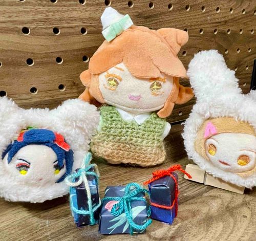くりすますぱーてぃー    の   ようす(続)です！！

こちらは    いつも   いっしょに   あそんで    いただいている    じろうみにもちさん   と、  ほうちょうもちさん！
おふたり    について、 とくべつに  ちょーっとだけ    くわしく   ごしょうかい    しちゃいます！！


ほうちょうもち  さん   は  、じぶんでは   みとめませんが  あまえんぼう   なんです。
こやつ    に    とっしん   されたときは   たくさん   なでてやると   まんぞくそうな   かお   になって、   とっしん  を  やめて  くれますよ。

じろうみにもち  さん は   とっても   あかるくて   やさしいんです。
 いつか  ほんとうの  おさけを  のむのが  ゆめ  なんだそうです。    かなうように   わたし、   たくさん   おまじない   かけますからね！