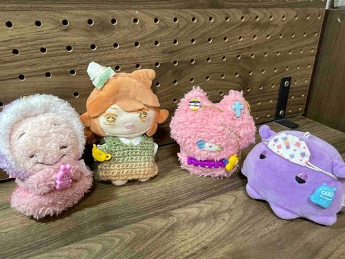 わかりづらい    ですが、 この    おしゃしん    は  くりすますぱーてぃー    で、プレゼントを   あけた   あと   の   ようす   です！

こちら     の    みなさん    とは    てれぱしー    で    やりとり    してるんです。てれぱしー、    なれる    と    かいてき    ですよ。
(せんじつ   の   いぬさん   ねこさん  とは、  まだ   しゅうはすう    が    あってないんです……。)


ひだり  から  やんぐおいすたー  さん、わたし、   junkさん、   めんだこさん   です。
ふわもこSNS   では    ほとんど   はじめまして   なので、すこし    くわしく    ごしょうかい   しますね！




やんぐおいすたー    さん   は、   しょうらい   カキフライ   に   なって、   みんな   を   しあわせ    に   したいんだそうです。カキフライ    が   たべもの    だってこと    わかって    なさそう   でして……。
ひそか    に   リドルせんぱい    たち   と   あたま   を   かかえて   います……、  おいすたーさん     には   ないしょ   ですよ……！



junkさんは、ぬいぐるみ作家    の  ぴょんの助様   の   もとから    いらっしゃった   おかた   です。
ふぁっしょんせんす   が   すごくて、   よく   おようふく  の  そうだん   に  のっていただいてます✨



めんだこ  さんは    いっけん   かぜひきさん   にも   みえますが    げんきいっぱい   です。
よく  Ado様   の   きょく   を   きいている   そうですよ！


