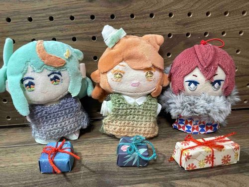 おひさしぶりです！
さいきん      たいへんな   こと   ばかりですが、みなさまは    おげんき    ですか……？
まちふく1号はずっとげんきです！！

クリスマスのときのおしゃしんをのせます。もうなつですが、どうしてものせたくて……！


みどりのかみは    ぷわぽぷ1号さん、あかいかみは    リドルせんぱいです！


リドルせんぱいは、いつもしっかりしていて    ぬいぐるみ    の    みんな   を    まとめて    くれています。あと、かん字    が    にがて   な    わたし   や    もちぬい    さん    たち    の    ために    よく    ほん    を    読み聞かせてくれます！
わたし、「吉」 が    よめなくて    せんぱい    に      きいて、   しかも    いっかい    では    おぼえられなかった    のに、    くりかえし    やさしく    おしえて    くれたんです……！



ぷわぽぷ１号    さん   は   おしゃべり   と   おえかき    が    とくい    なんです。
とても    やさしい    ので    なんだか    わたし    の    おねえちゃん   に    すこしだけ   にている    きがして、   つい    たくさん    あまえて    しまいます。ぷわぽぷ1号さん    も    「妹みたい～」   と、かわいがってくれます……！
なんでも     できる    のに、    うんどう   だけ  からきし  なのが   ふしぎです。