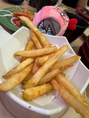 🐱：⋯🍟👀