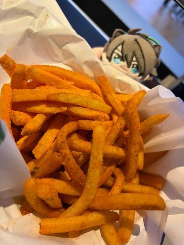 チーズとキムチ味のフライドポテトだよほわちゃん
🐱：⋯🧀🍟✨
