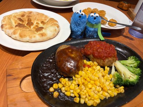 晩ご飯
🔵：ハンバーグ！ふわ〜
🧣：二つ！おいしそう
🔵：いっしょにたべよ
🧣：そうだね