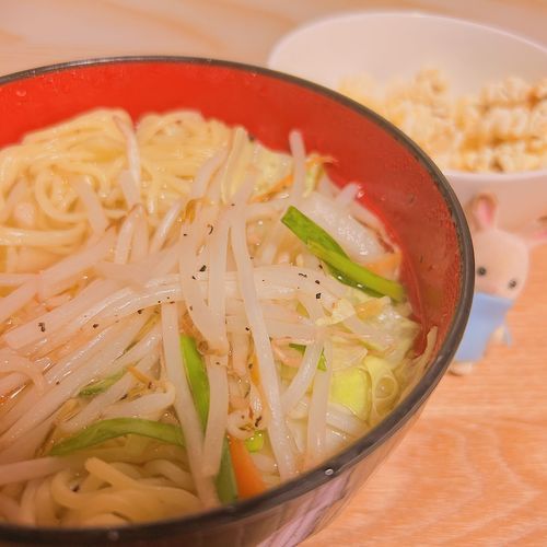 お手製ラーメンとポップコーン!!
絶対おいしい!!
いただきますっ