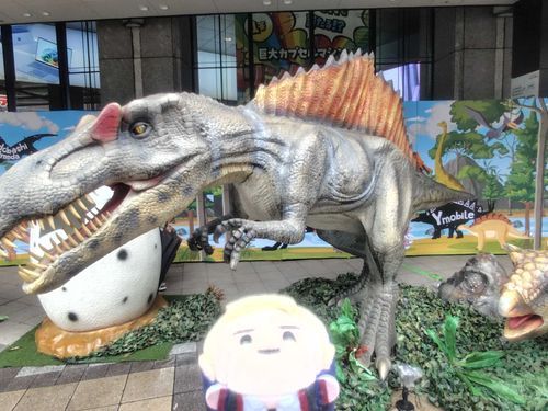 なんか恐竜居たから写真撮ったぜ〜…あれ？なんか俺光って…もしかして今必要とされてねぇのかぁ！？おい！消えちまうだろ！！おい！そんなわけねぇよなぁ〜！？！？