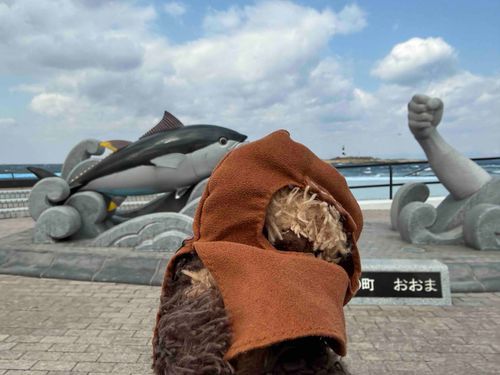 きのう　いったことない　うみで　おしゃしん　とったよ。
かぜが　すごくて　とばされるかと　おもった！
とりさんたちも　びゅーびゅー　とばされてたよ。