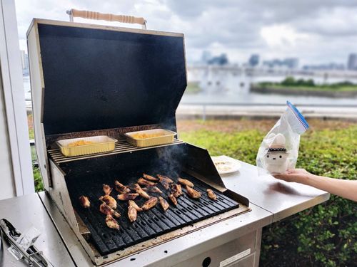 初めてバーベキューを体験するうさぎ