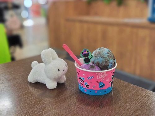 本日発売の新フレーバー、ミスティックチョコスモアが美味し過ぎるとうさぎと人間の間で話題に（下に埋もれてる紫の方）