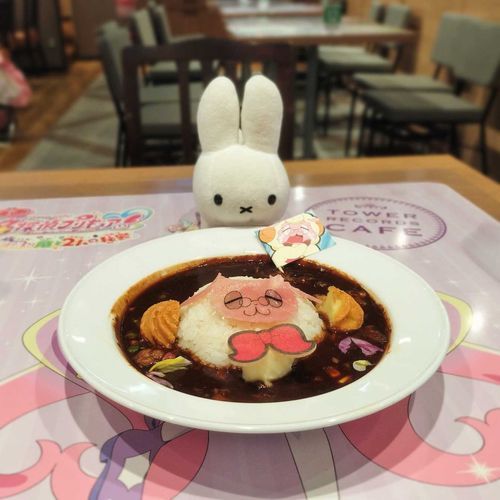 コラボカフェを楽しむうさぎ
