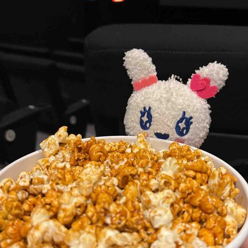 おともだちのだいすきなアニメが映画になったから行ってきたよ〜！

きゃらめる味のポップコーンすごくおいしかった〜！！♡