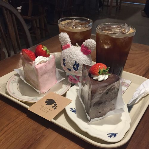 けぇきがとってもおおきくてかわいいの！！🍰

かわいいけぇきに囲まれてらぶり〜ハッピーなの！！💝