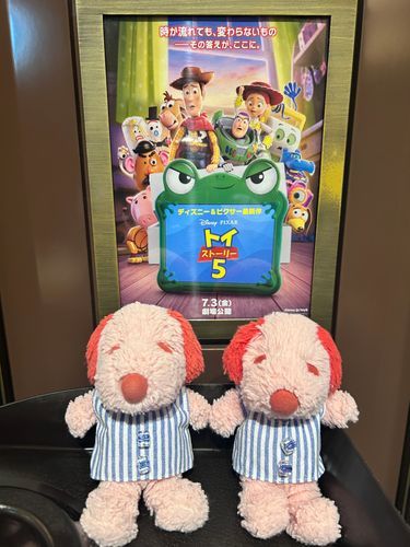 ぴっちゃんです❨･¨  ა♥ぴーぴです❨･¨  ა♥といすとーりー5みてきたよ！もちぬしさんがおとなになっていくのとめることはできないし、おとなになってすきなものやだいじなものがかわっていくのもしかたないけど…さみしいよね…。ぼくたちもそうなっちゃうのかな？ってしんぱいになっちゃった…。でもね！かあしゃんはずーーーっとおそばにいるしずーーーっとぼくたちのかあしゃんだからねっていってくれたんだ⟡.·あんしん♥