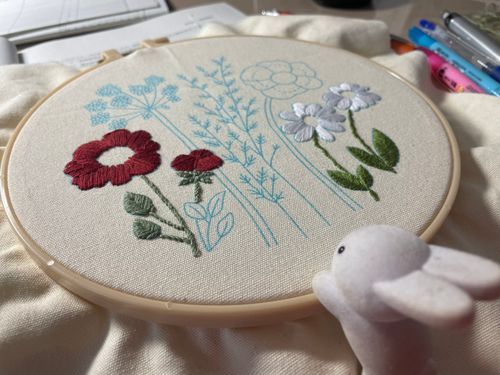 このお休みは人間とお勉強がんばるって決めたので眠たくなったら刺繍してましたが…
もう2度と見つけられないかと思いました。