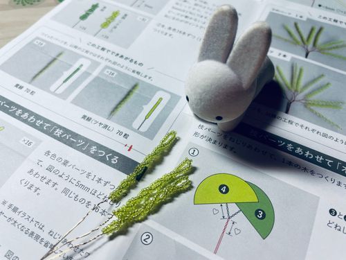 多分ここがこのキットのサビなのでゆっくり行きましょうね、ワイヤーは切ったのでこれを後29本…70個数えながらゆっくり…もうすでに1粒亡くしました。