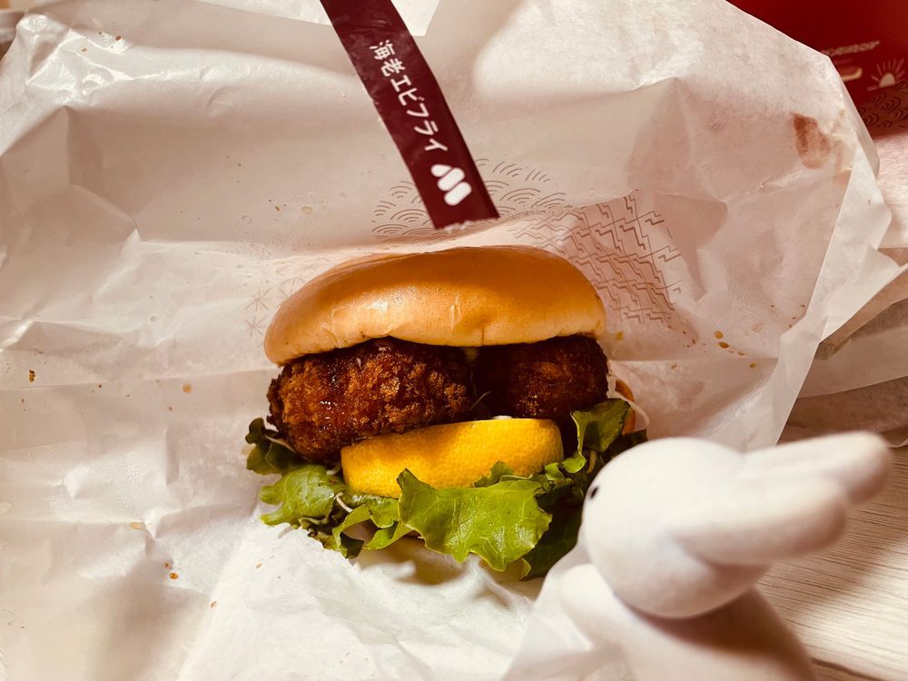この間モスのおいしい海老フライバーガーを食べました！でっかいオニオンフライ箱も食べました！おいしかったので皆さんもぜひ〜！