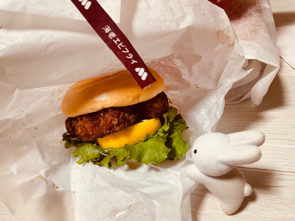 この間モスのおいしい海老フライバーガーを食べました！でっかいオニオンフライ箱も食べました！おいしかったので皆さんもぜひ〜！