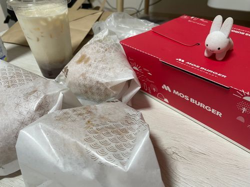 この間モスのおいしい海老フライバーガーを食べました！でっかいオニオンフライ箱も食べました！おいしかったので皆さんもぜひ〜！