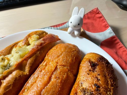 今日は昨日買ったおいしいパンを食べました！人間が写真をとる前に食べてしまうのでこのパンたちは下から半分ない状態です。うまくとってくださいね、人間。