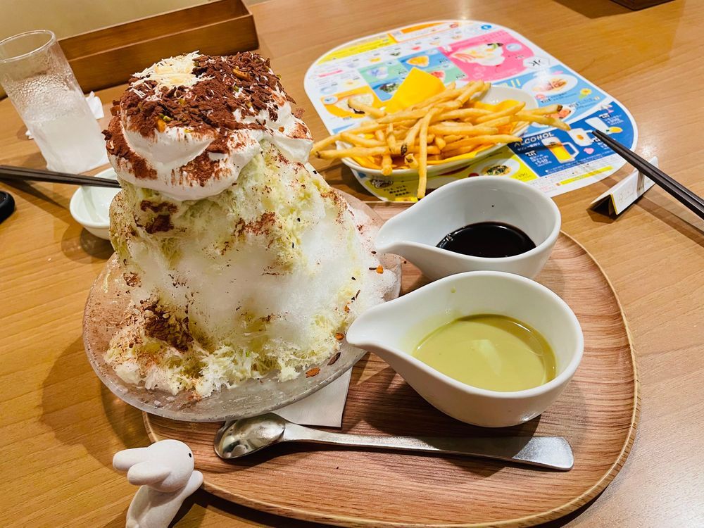 この間ココスのうなぎオムライスを食べました！すごく美味しかったのですぐにもう一度食べに行きました。26日までなので皆さんも是非！
あとピスタチオかき氷おいしかったです！