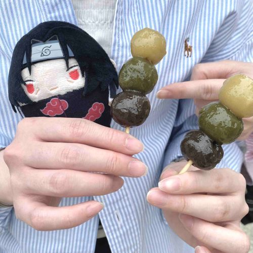 兄さん！お団子だよ！上から煎茶、抹茶、ほうじ茶味だよ！どれが好き？
