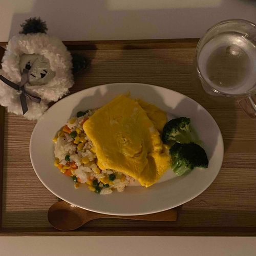 ぷとぬくん！変な形のオムライスだよ
美味しそうだね


ばたらいす