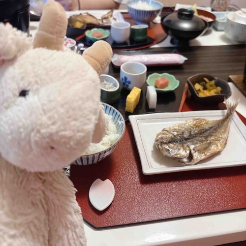 はこねりょこうのあさごはんやぎ🐐🍚
もちぬしさんいつもあさごはんたべないやぎけどおいしいっていってぜんぶたべてたやぎ🐐❕