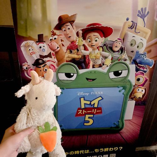 今日はもちぬしさんの家族さんたちとみんなでトイストーリー5見てきたやぎ🐐❕
みんなトイストーリー大好きでずっと楽しみにしてたやぎよ〜🐐🎶
すごい面白かったやぎし、感動して泣いちゃったやぎ🐐😭
もちぬしさんといつも一緒に居れてやぎろんは幸せやぎな〜て思って見てたやぎから常にうるうるしてたやぎ🐐🤫