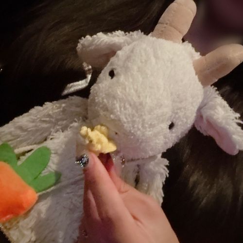 映画館で食べるポップコーンっていつもより美味しく感じるやぎよね🐐🍿
やぎろんはバター醤油味が好きやぎけど売ってる映画館あんまり無くて悲しいやぎ🐐😿
この日行った映画館はバター醤油あったやぎから嬉しくてLサイズ頼んだやぎよ🐐🤭