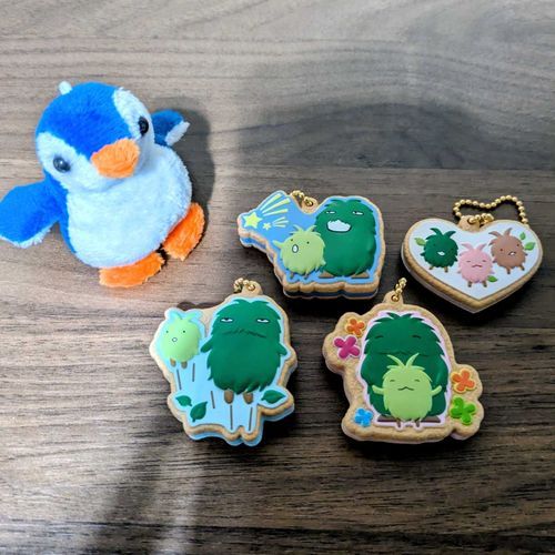 かわいいモリゾーおじいさんとキッコロちゃんを見付けてガチャガチャを回すにーちさん。上手に回せたみたい