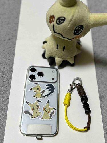 ミミッキュイメージのストラップを作ったのですが、ミミッキュって何色？？っとなりました🤔
黄色？クリーム色？パステルイエローにすれば良かったかな？？😆