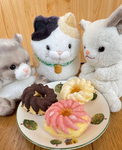 今日のおやつはコレにゃ♪
ミニフレンチクルーラーアソート♪
３つあるから皆と一緒に食べるニャ♪
ミニサイズだけどクリームもちゃんと入ってて美味しいにゃ♪
あ！つくね君！美味しいからって
ボクの分盗らないでニャン💦