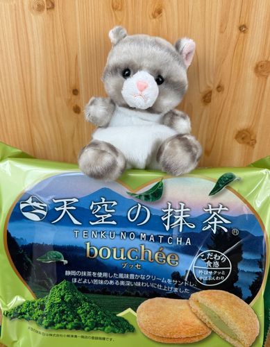 アメです！
今日のおやつはコレなのです！
天空の抹茶
外はサクふわ食感
中は微かに苦味のある抹茶クリーム♪
まさに天に昇る程の美味しさなのです♪
