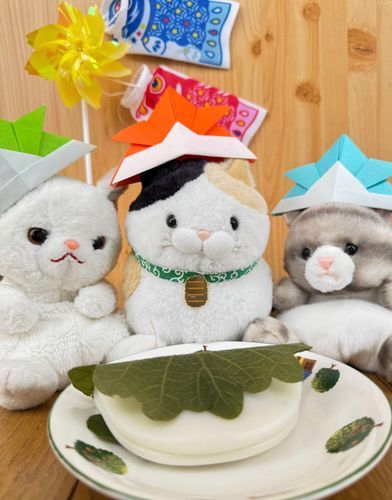 今日はこどもの日♪
皆でカブトかぶってみたニャ♪
おやつも柏餅なのニャ♪
もっちりしたお餅の中にぎっしり
甘いあんこが入っていて美味しいニャン♪